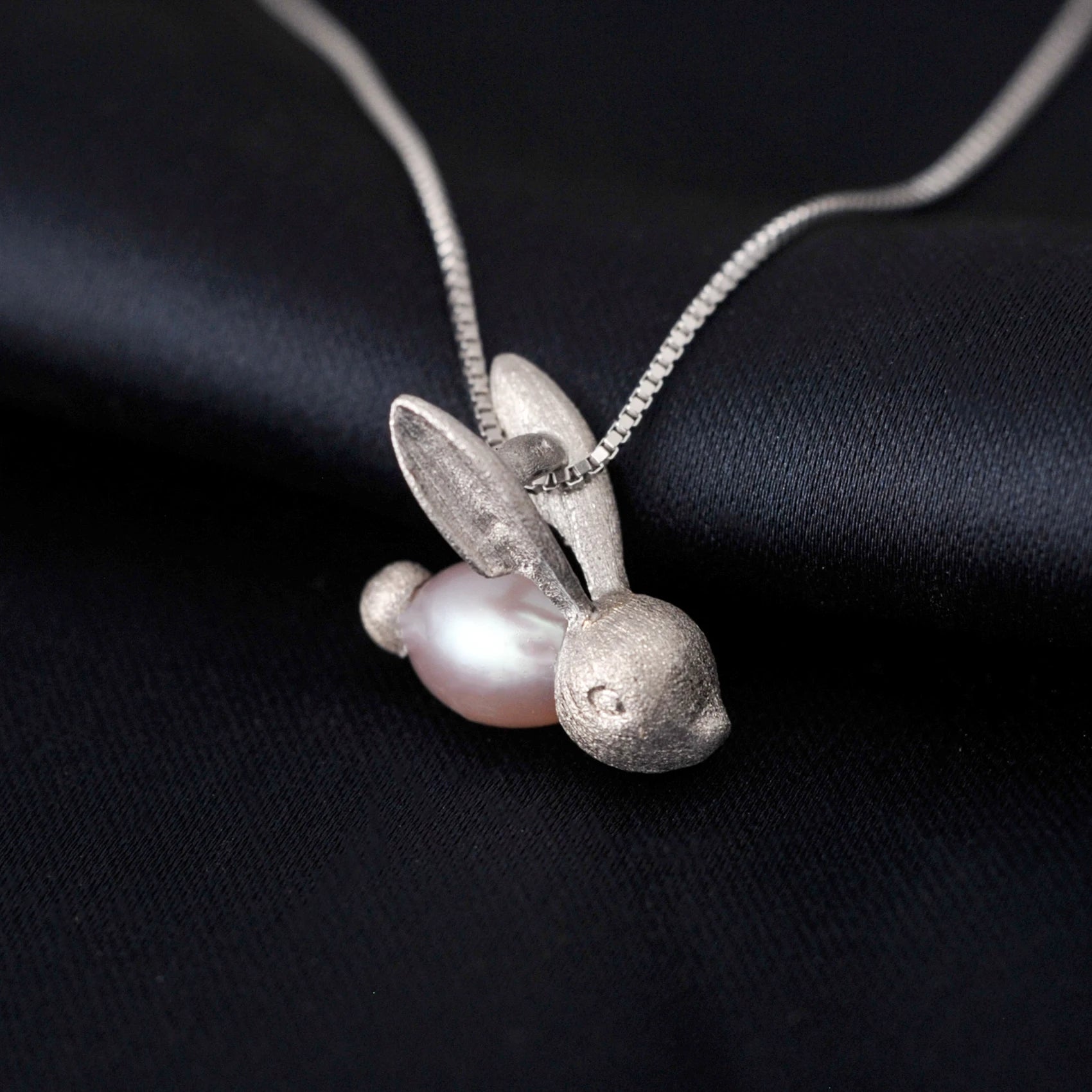 AVERLLA™ Cute Rabbit 6mm Oval Pink Freshwater Pearl Pendant Necklace in 925 Sterling Silver for Women